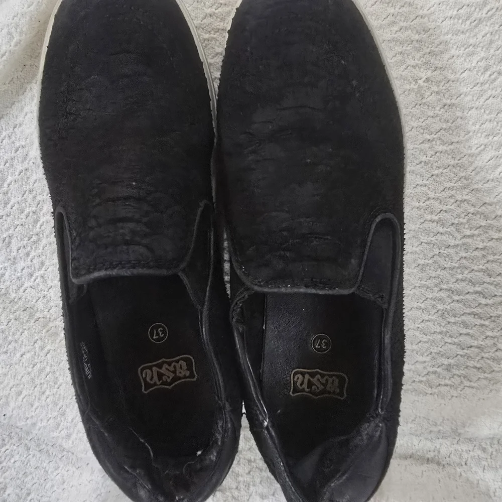 Ash Black Textured Loafers
